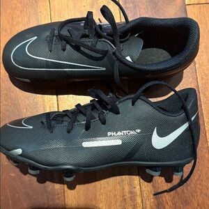 Nike Phantom Black and White Boys Soccer Cleats. Size US 1. Like New!